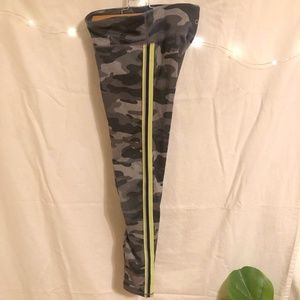 GAP Fit Camouflage leggings with neon stripe - youth large